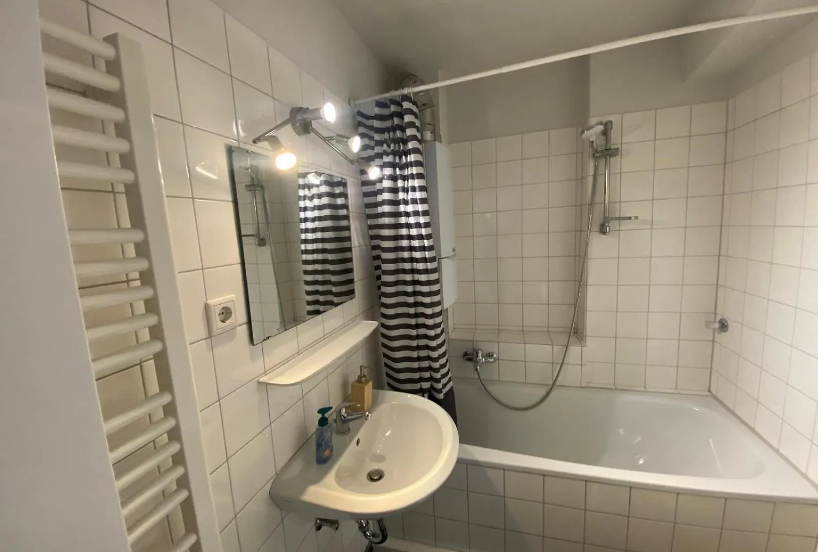 Charmante 3 Zimmer Wohnung In Nuernbergs Altstadt 0*, Nuremberg